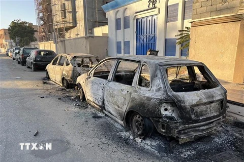 Các phương tiện bị hư hại do giao tranh tại thủ đô Tripoli, Libya. (Ảnh: THX/TTXVN)