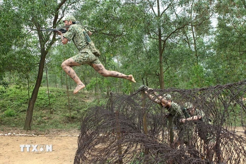 Chiến sỹ Lữ đoàn Đặc công 113 thực hiện bài tập kỹ thuật khắc phục vật cản. (Ảnh: Lâm Khánh/TTXVN)