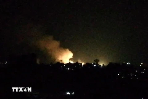 Khói lửa bốc lên sau một vụ không kích của Israel xuống khu vực Damascus, Syria. (Ảnh: AFP/TTXVN)
