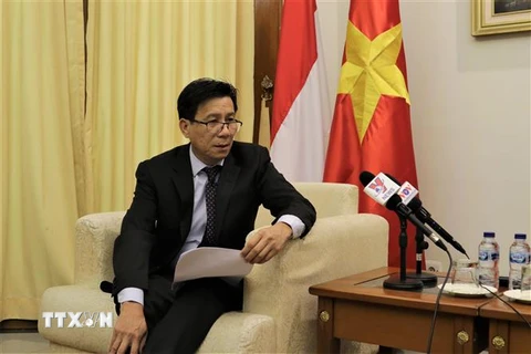 Đại sứ Việt Nam tại Indonesia Tạ Văn Thông trao đổi với phóng viên TTXVN tại Jakarta về chuyến thăm cấp nhà nước tới Indonesia của Chủ tịch nước Nguyễn Xuân Phúc. (Ảnh: Hữu Chiến/TTXVN)
