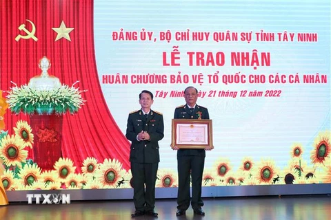 Trao Huân chương Bảo vệ Tổ quốc hạng Nhất cho đại tá Nguyễn Văn Trứ, nguyên Chỉ huy trưởng Bộ Chỉ huy quân sự tỉnh Tây Ninh. (Ảnh: Thanh Tân/TTXVN)