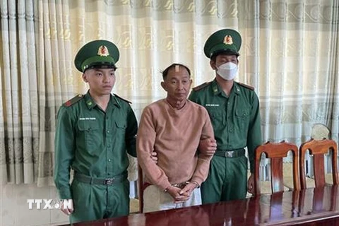 Đối tượng Nguyễn Văn Phán (giữa) bị bắt giữ trong trường hợp khẩn cấp. (Ảnh: TTXVN phát)