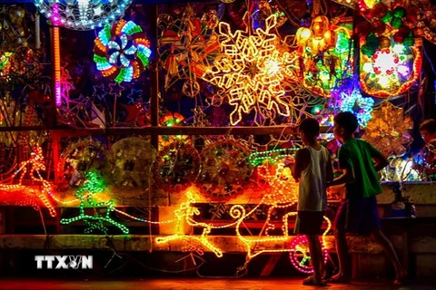 Các loại đèn lồng mang chủ đề Giáng Sinh trưng bày ở Manila, Philippines. (Ảnh: AFP/TTXVN)