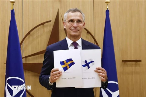 Tổng Thư ký Tổ chức Hiệp ước Bắc Đại Tây Dương (NATO) Jens Stoltenberg công bố đơn xin gia nhập NATO của Phần Lan và Thụy Điển, tại Brussels (Bỉ) ngày 18/5. (Ảnh: AFP/TTXVN)