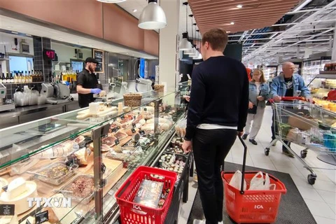 Khách hàng chọn mua hàng hoá trong siêu thị ở Stockholm, Thuỵ Điển. (Ảnh: THX/TTXVN)