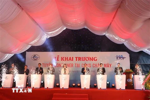 Các đại biểu thực hiện nghi thức khai trương tuyến dịch vụ vận chuyển hàng container nội địa đầu tiên tới cảng Chân Mây, huyện Phú Lộc, tỉnh Thừa Thiên-Huế. (Ảnh: Mai Trang/TTXVN)