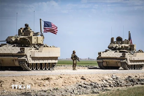 Binh sỹ Mỹ tuần tra tại Qamishli, tỉnh Hasakeh, đông bắc Syria. (Ảnh: AFP/TTXVN)