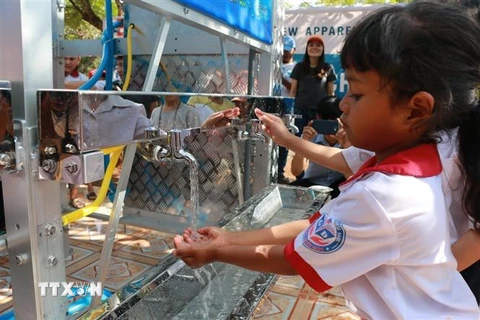 Học sinh Trường Tiểu học Trịnh Hoài Đức (Bình Phước) được sử dụng nước sạch. (Ảnh: K GỬIH/TTXVN)