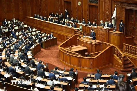 Thủ tướng Nhật Bản Fumio Kishida phát biểu tại một phiên họp quốc hội ở Tokyo. (Ảnh: AFP/TTXVN)