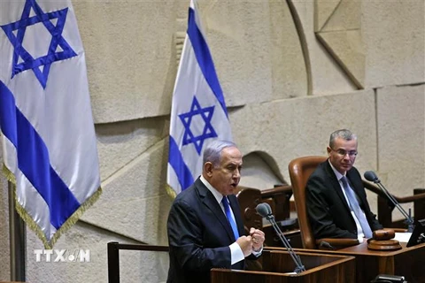 Thủ tướng Israel đắc cử Benjamin Netanyahu (trái) và Chủ tịch Quốc hội Yariv Levin tại một phiên họp Quốc hội Israel ở Jerusalem. (Ảnh: AFP/TTXVN)