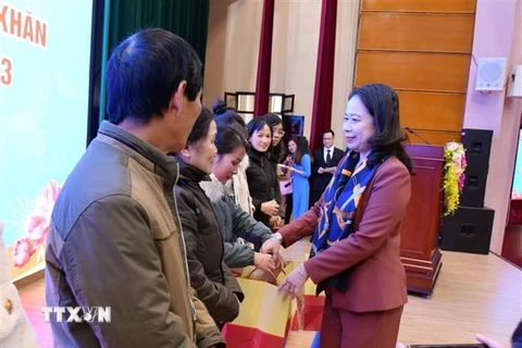 Phó Chủ tịch nước Võ Thị Ánh Xuân tặng quà cho công nhân, người lao động có hoàn cảnh khó khăn trên địa bàn tỉnh Lạng Sơn. (Ảnh: Anh Tuấn/TTXVN)
