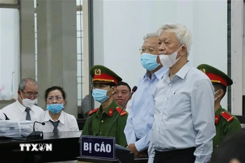 Bị cáo Nguyễn Chiến Thắng, nguyên Chủ tịch UBND tỉnh (ngoài cùng bên phải) bị Đại diện Viện Kiểm sát nhân dân tỉnh Khánh Hòa đề nghị mức án cáo nhất, từ 7-8 năm tù. (Ảnh: Tiên Minh/TTXVN)