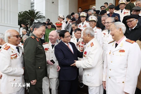 Thủ tướng Phạm Minh Chính với các nhân chứng lịch sử Công an nhân dân. (Ảnh: Dương Giang/TTXVN)
