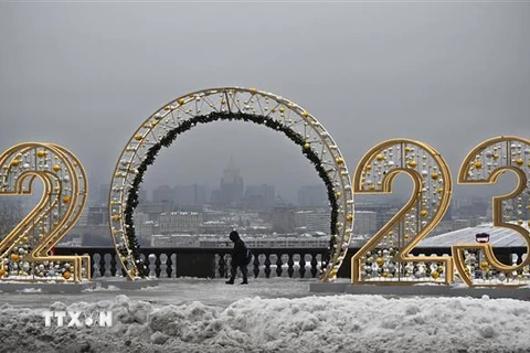 Đường phố được trang hoàng chào đón Năm mới tại Moskva, Nga. (Ảnh: AFP/ TTXVN)