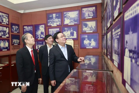 Chủ tịch Quốc hội Vương Đình Huệ tham quan phòng truyền thống của gia đình cố Chủ tịch Quốc hội Nguyễn Hữu Thọ. (Ảnh: Doãn Tấn/TTXVN)