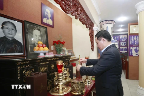 Chủ tịch Quốc hội Vương Đình Huệ dâng hương tưởng nhớ cố Chủ tịch Quốc hội Nguyễn Hữu Thọ. 