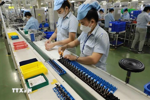 Sản xuất đồ điện gia dụng tại nhà máy của Công ty TNHH Panasonic Life Solutions Việt Nam, Khu công nghiệp Việt Nam-Singapore (VSIP) ở thị xã Tân Uyên, tỉnh Bình Dương. (Ảnh: Vũ Sinh/TTXVN)