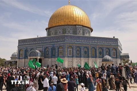 Các tín đồ Hồi giáo Palestine tại đền Al-Aqsa (mà Israel gọi là Núi Đền) ở Jerusalem, ngày 22/4/2022. (Ảnh: AFP/TTXVN)