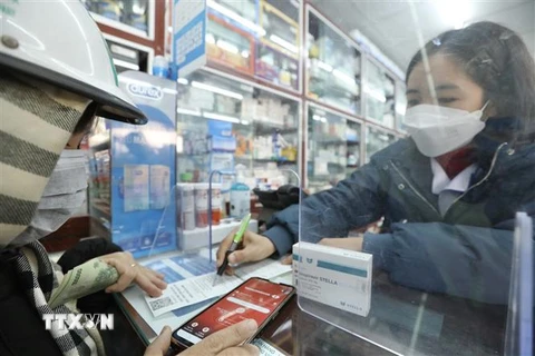 Bác sỹ khuyến cáo người dân không được tự ý mua và sử dụng thuốc hoặc mua theo đơn cũ. (Ảnh minh họa: Minh Quyết/TTXVN)