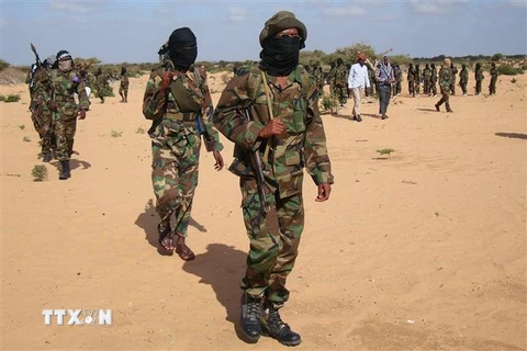 Các tay súng nghi là thành viên Al-Shabaab bị bắt giữ tại Mogadishu, Somalia, ngày 28/2/2014. (Ảnh: AFP/ TTXVN)