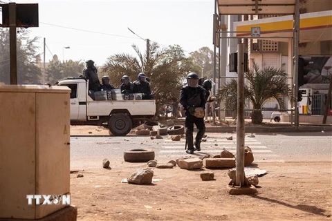 Lực lượng an ninh được triển khai trên đường phố Ouagadougou, Burkina Faso, ngày 22/1/2022. (Ảnh: AFP/ TTXVN)