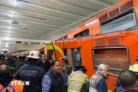 Lực lượng chức năng được triển khai tại hiện trường vụ va chạm tàu điện ngầm ở Mexico City, Mexico ngày 7/1/2023. (Ảnh: AFP/TTXVN)