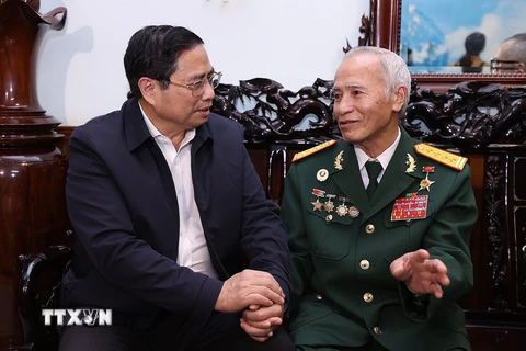 Thủ tướng Phạm Minh Chính thăm anh hùng lực lượng vũ trang nhân dân Đặng Phi Thưởng (76 tuổi). (Ảnh: Dương Giang/TTXVN)