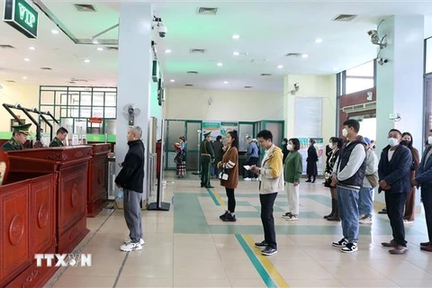 Những du khách, cư dân biên giới làm thủ tục nhập cảnh tại Cửa khẩu đường bộ quốc tế Lào Cai. (Ảnh minh họa: Quốc Khánh/TTXVN)