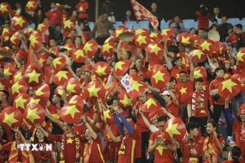 Khán giả cổ vũ cho đội tuyển Việt Nam. (Ảnh: Minh Quyết/TTXVN)