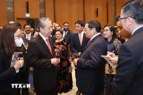 Thủ tướng Phạm Minh Chính chúc mừng Năm mới tới các đại sứ, đại biện, đại diện các cơ quan ngoại giao, các tổ chức quốc tế tại Việt Nam. (Ảnh: Dương Giang/TTXVN)