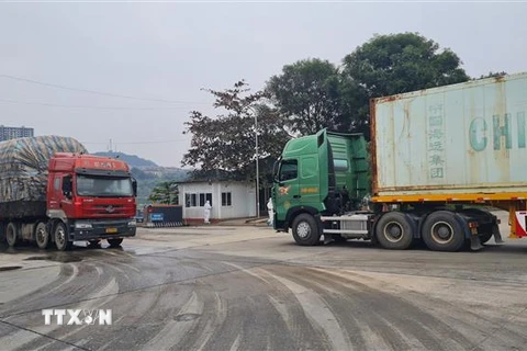Xe thông quan qua cửa khẩu Cửa khẩu quốc tế đường bộ số 2 Kim Thành, Lào Cai. (Ảnh: Hương Thu/TTXVN)