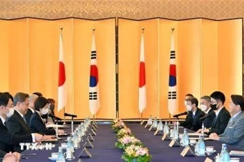 Ngoại trưởng Hàn Quốc Park Jin (thứ 2 trái) và Ngoại trưởng Nhật Bản Yoshimasa Hayashi (phải) tại cuộc gặp ở Tokyo, Nhật Bản, ngày 18/7/2022. (Ảnh: Kyodo/TTXVN)