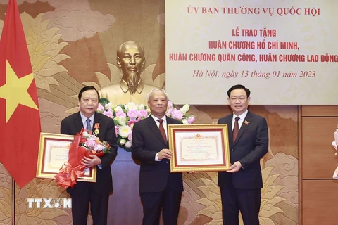 Chủ tịch Quốc hội Vương Đình Huệ trao Huân chương Hồ Chí Minh cho nguyên Phó Chủ tịch Quốc hội Uông Chu Lưu và nguyên Phó Chủ tịch Quốc hội Huỳnh Ngọc Sơn. (Ảnh: Doãn Tấn/TTXVN)