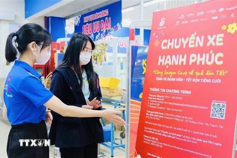 Sinh viên đăng ký về quê đón Tết bằng “Chuyến xe hạnh phúc - Cùng Saigon Co.op về quê ăn Tết”. (Ảnh: Thanh Vũ/TTXVN)