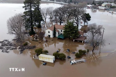 Cảnh ngập lụt do ảnh hưởng của bão tại Gilroy, bang California, Mỹ ngày 9/1. (Ảnh: AFP/TTXVN)