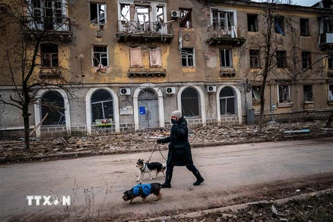 Một người dân di chuyển qua tòa nhà bị hư hại trong xung đột Nga-Ukraine tại Chasiv Yar, miền Đông Ukraine ngày 5/1. (Ảnh: AFP/TTXVN)
