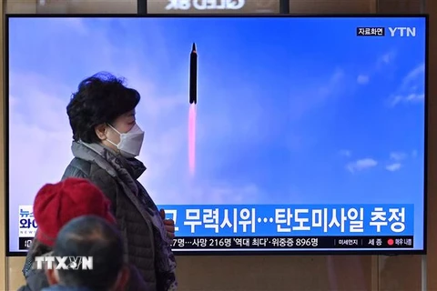 Người dân theo dõi trên truyền hình đưa tin về vụ phóng tên lửa của Triều tiên tại Seoul, Hàn Quốc. (Ảnh: AFP/TTXVN)