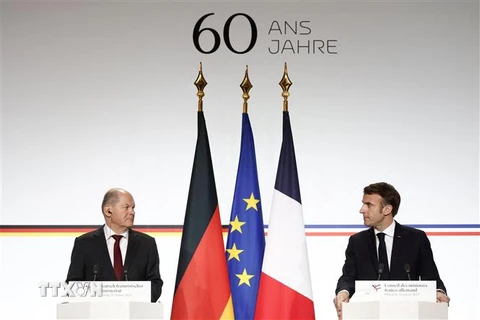 Tổng thống Pháp Emmanuel Macron (phải) và Thủ tướng Đức Olaf Scholz tại lễ kỷ niệm 60 năm Pháp và Đức ký hiệp ước hợp tác thời hậu chiến, ở Paris, Pháp, ngày 22/1/2023. (Ảnh: AFP/ TTXVN)