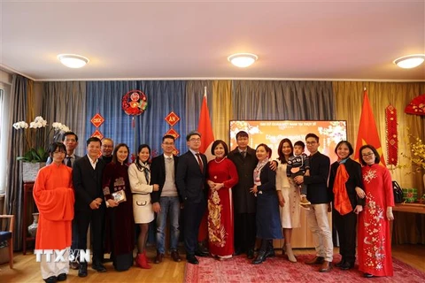 Đại sứ, Trưởng Phái đoàn Lê Thị Tuyết Mai chụp ảnh cùng cán bộ, nhân viên của phái đoàn. (Ảnh: Nguyễn Tuấn/Geneva)