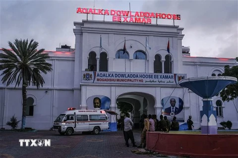 Xe cứu thương đỗ bên ngoài tòa nhà trụ sở của chính quyền địa phương ở Mogadishu, Somalia, sau vụ tấn công ngày 22/1/2023. (Ảnh: AFP/ TTXVN)