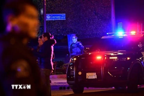 Cảnh sát được triển khai tại hiện trường vụ xả súng tại Monterey Park, bang California (Mỹ) ngày 21/1/2023. (Ảnh: GETTY IMAGES/TTXVN)