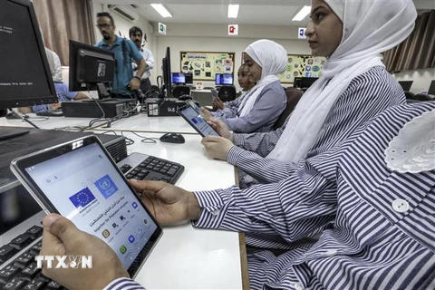 Học sinh sử dụng máy tính bảng tại trường học của UNRWA ở Gaza ngày 7/9/2022. (Ảnh: AFP/ TTXVN)