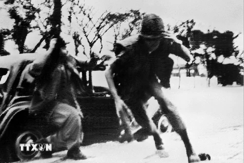 Lính Mỹ gác cửa tòa Đại sứ Mỹ ở Sài Gòn tháo chạy trước cuộc tấn công bất ngờ của biệt động Sài Gòn, đêm 30, rạng sáng 31/1/1968 (đêm mùng 1, rạng sáng mùng 2 Tết). (Ảnh: Tư liệu TTXGP)