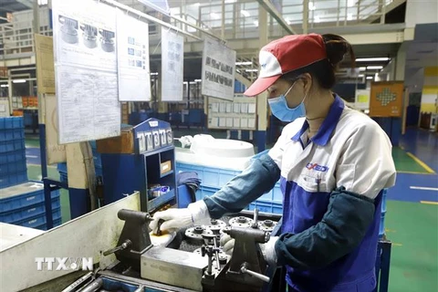 Sản xuất chi tiết động cơ, ly hợp, côn, hộp số của ôtô, xe máy tại Công ty Exedy Việt Nam, Khu công nghiệp Khai Quang. (Ảnh: Hoàng Hùng/TTX)VN