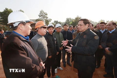 Thủ tướng Phạm Minh Chính kiểm tra Dự án đầu tư xây dựng đường cao tốc Tuyên Quang - Phú Thọ đoạn qua tỉnh Phú Thọ. 