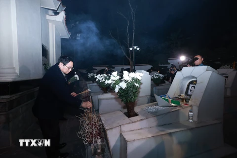 Thủ tướng Phạm Minh Chính thắp hương, hoa tại mộ 10 nữ anh hùng liệt sỹ thanh niên xung phong tại Ngã ba Đồng Lộc. (Ảnh: Dương Giang/TTXVN)