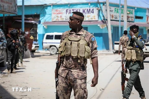 Nhân viên an ninh tăng cường tuần tra tại Mogadishu, Somalia. Ảnh: AFP/TTXVN