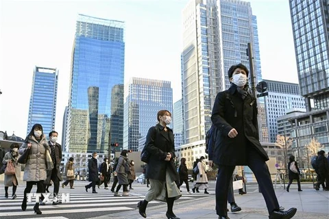 Người dân trên đường phố Tokyo, Nhật Bản, ngày 4/1/2023. (Ảnh: Kyodo/ TTXVN)