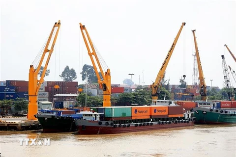 Bốc xếp hàng hóa lên tàu chở container trên Cảng Đồng Nai. (Ảnh: Hồng Đạt/TTXVN)