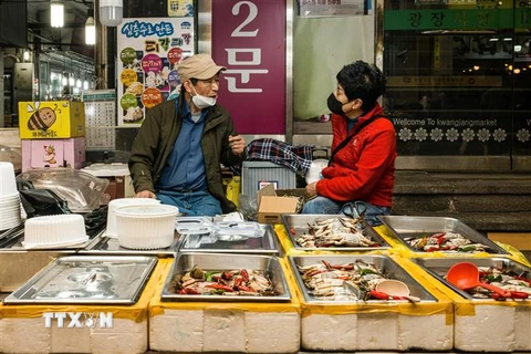 Quầy bán hải sản tại một khu chợ ở Seoul, Hàn Quốc. (Ảnh: AFP/TTXVN)